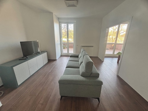 Quiet apartment in serviced area 10 minutes' drive from Milan.