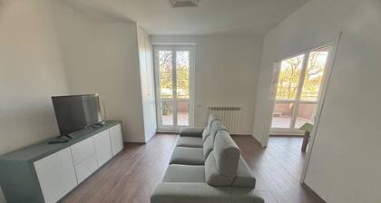 Quiet apartment in serviced area 10 minutes' drive from Milan.