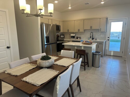 Red Hawk Golf Courses. Spacious 4-bedroom house in beautiful Las Cruces with AC.