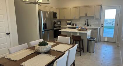 Red Hawk Golf Courses. Spacious 4-bedroom house in beautiful Las Cruces with AC.