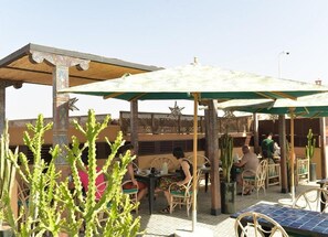 Outdoor dining - Riad dar darcom (Marrakesh)