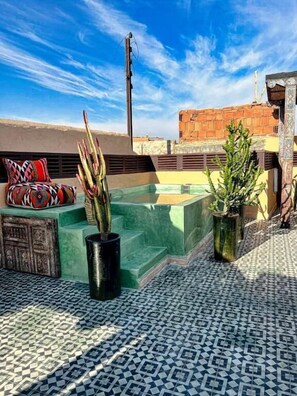 مغطس سبا خارجي