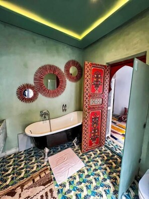 Shower, free toiletries, hair dryer, towels - Riad dar darcom (Marrakesh)
