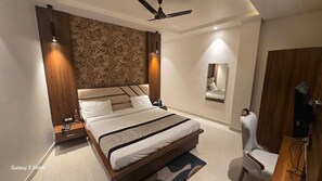 Classic Studio Suite | Free WiFi - The Monark Inn (Hardoi)
