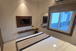 Standard Room | Free WiFi - The Monark Inn (Sandila)
