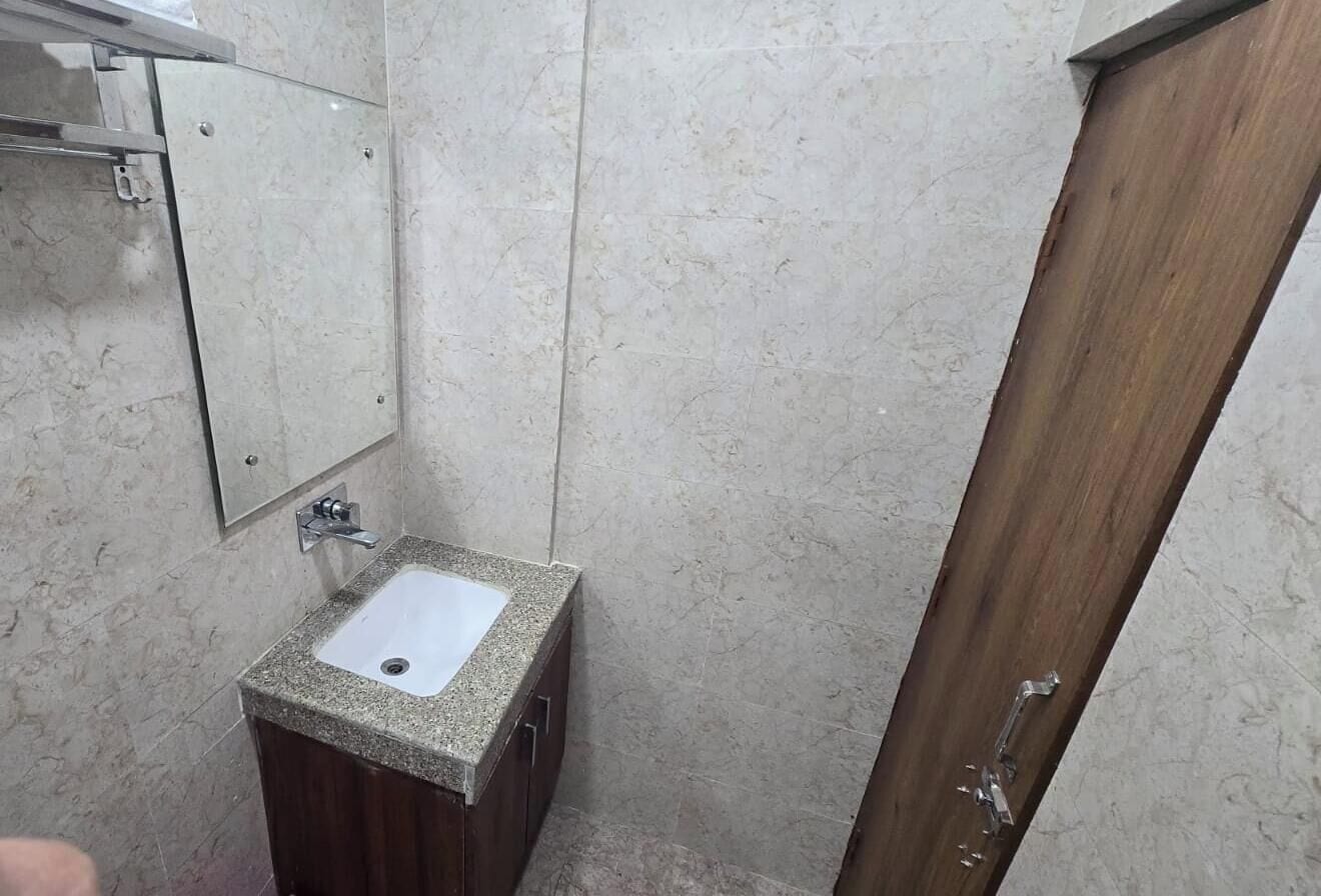 Standaard kamer | Badkamer | Een douche, toiletpapier