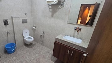 经典开间套房 | 浴室 | 淋浴设施、卫生纸