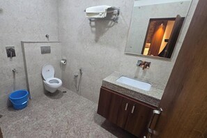 Classic Studio Suite | Bathroom | Shower, toilet paper
