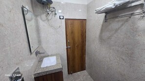 Twin Room | Bathroom | Shower, toilet paper