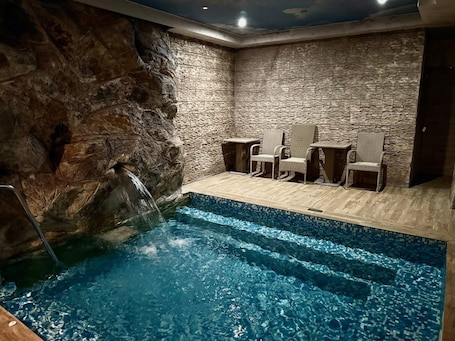 2 piscinas cubiertas, una piscina al aire libre, sombrillas, tumbonas. Hotel Jaky