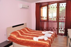 Cofres nos quartos, espaço de trabalho para notebook