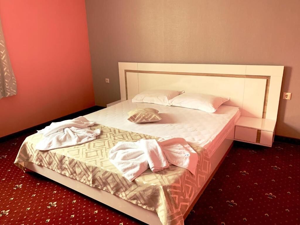 Suíte família, sacada, vista para o pátio | Cofres nos quartos, espaço de trabalho para notebook