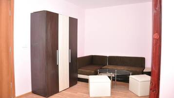 Suite Familiale, balcon, vue cour intérieure | Coin séjour | Télévision LED de 50 pouces avec chaßnes par satellite