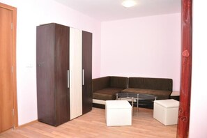 Suíte família, sacada, vista para o pátio | Área de estar | TV LED 50 polegadas com canais via satélite