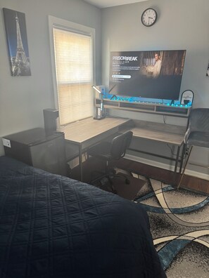 Iron/ironing board, WiFi, bed sheets - Enjoyable 1-bedroom apartment with AC in charming Shaker Heights (Shaker Heights)