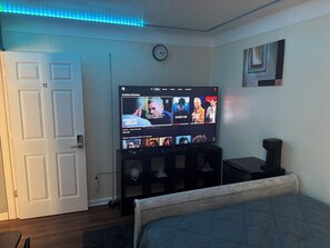 Tabla de planchar con plancha, wifi, ropa de cama