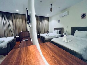 Desk, laptop workspace, free WiFi - Holy pyramid hotel inn (Giza Governorate)