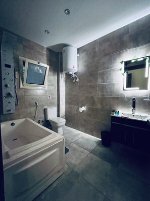 Separate tub and shower, towels, soap, shampoo - Holy pyramid hotel inn (Giza Governorate)