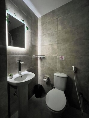 Badewanne und Dusche (separat), Handtücher, Seife, Shampoo