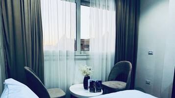 Minibar, desk, laptop workspace, free WiFi