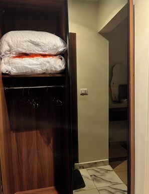 โต๊ะทำงาน, พื้นที่ทำงานแบบใช้แล็ปท็อป, Wi-Fi ฟรี