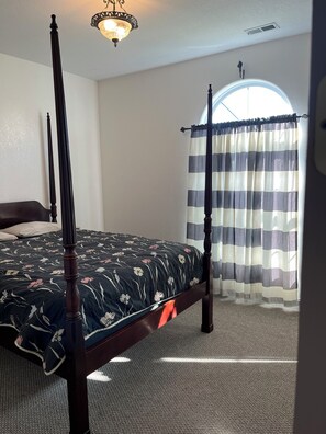 3 habitaciones, tabla de planchar con plancha, wifi y ropa de cama 