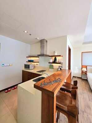 Private kitchen - A La Carte Danang Beach Apartment (Đà Nẵng)