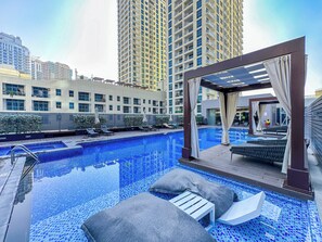 Outdoor pool - Sky-High Marina Chic (Dubai)