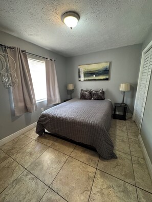 Iron/ironing board, WiFi, bed sheets - 2-bedroom apartment near Busch Gardens and USF!! WiFi & Central AC (Tampa)
