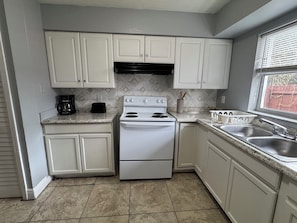 Private kitchen - 2-bedroom apartment near Busch Gardens and USF!! WiFi & Central AC (Tampa)