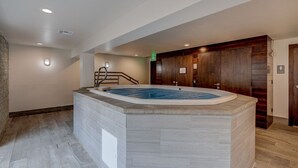 Ein modernes Badezimmer mit einer freistehenden Badewanne, einem Holzwaschtisch und einer Duschkabine.