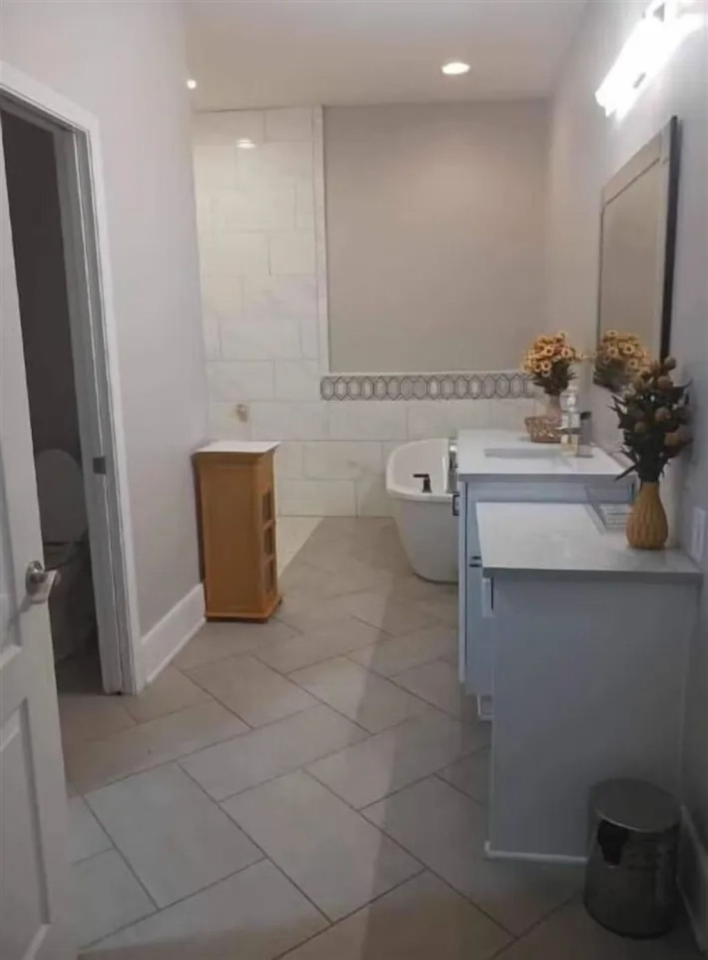 Un baño moderno con inodoro, lavamanos y ducha.