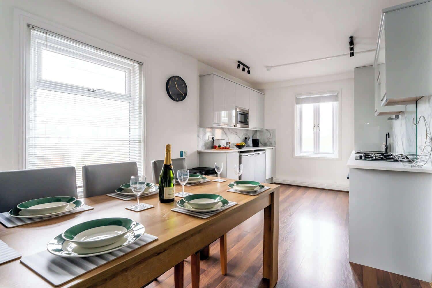 Køleskab, mikrobølgeovn, ovn, kogeplade