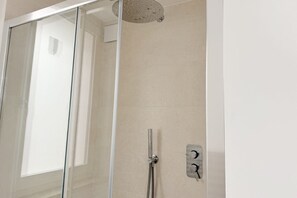 Shower, bidet, towels - SE202 - Senigallia, new, fully equipped three-room apartment in the city center (Senigallia)