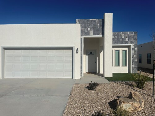 Red Hawk Gold Course. Spacious 4-bedroom house in charming Las Cruces with AC