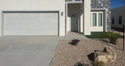 Red Hawk Gold Course. Spacious 4-bedroom house in charming Las Cruces with AC