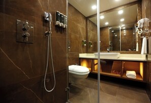 تجهيزات دش، خف للقدمين، مناشف، صابون