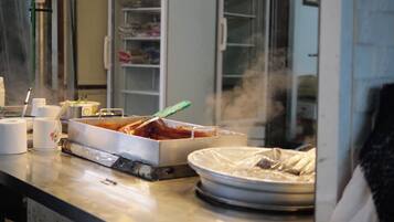 Classic Villa, 2 Bedrooms, Refrigerator, City View | Dining