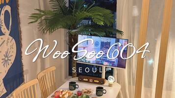 Vila clássica, 2 quartos, geladeira, vista para a cidade