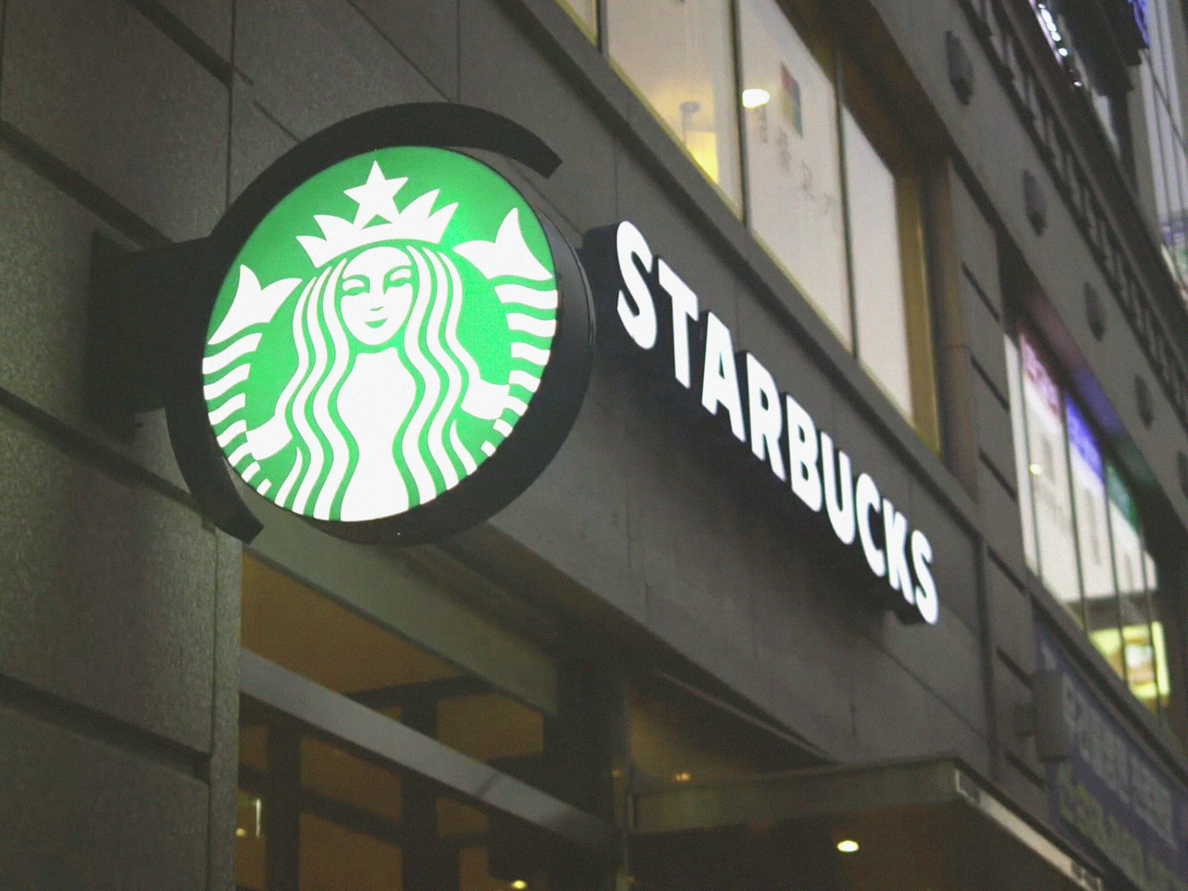 Letrero de Starbucks con un logotipo circular que muestra un diseño de sirena.