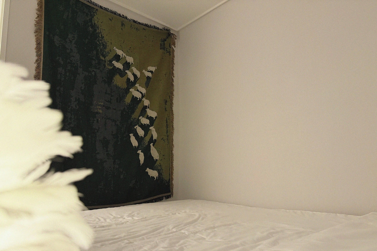 Vila clássica, 2 quartos, geladeira, vista para a cidade | Wi-Fi de cortesia