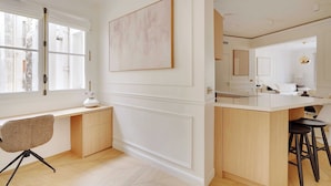 A modern kitchen with a large island, wooden cabinets, and a view of the city through large windows. - Elegant A/C Apt 2br/6p - Paris 17th/monceau (Paris)