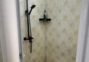 Shower, towels, soap, toilet paper - Spacious family-friendly villa near the beach (Grand Baie)
