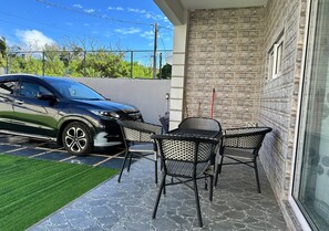 Outdoor dining - Spacious family-friendly villa near the beach (Grand Baie)