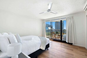 Iron/ironing board, Internet, bed sheets - Modern 2BDR apartment in the heart of Broadbeach (Gold Coast)