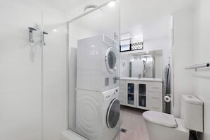 Shower, hair dryer, shampoo - Modern 2BDR apartment in the heart of Broadbeach (Gold Coast)