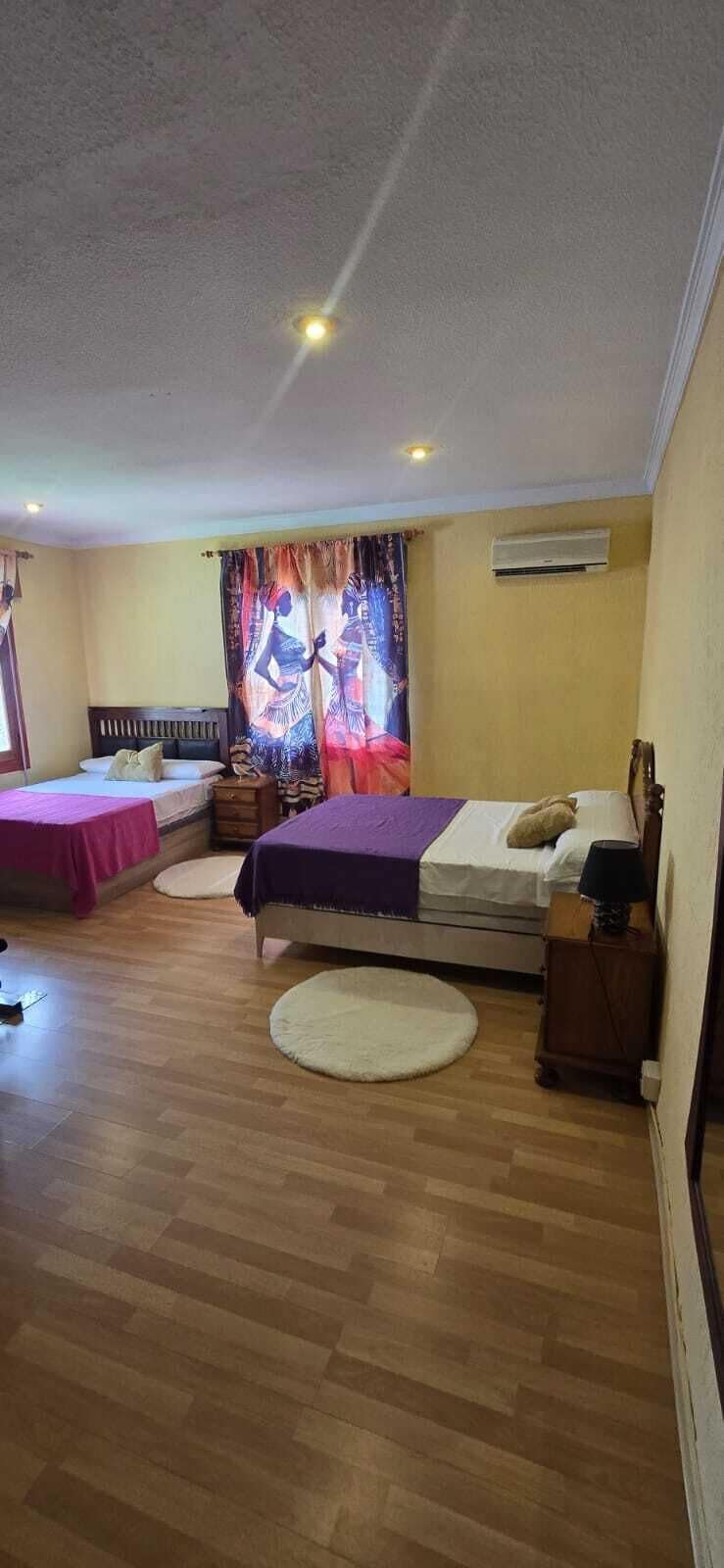 3 quartos, ferros/tábuas de passar roupa, acesso à internet