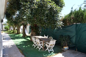 Outdoor dining - Villa Noa. (Torrevieja)