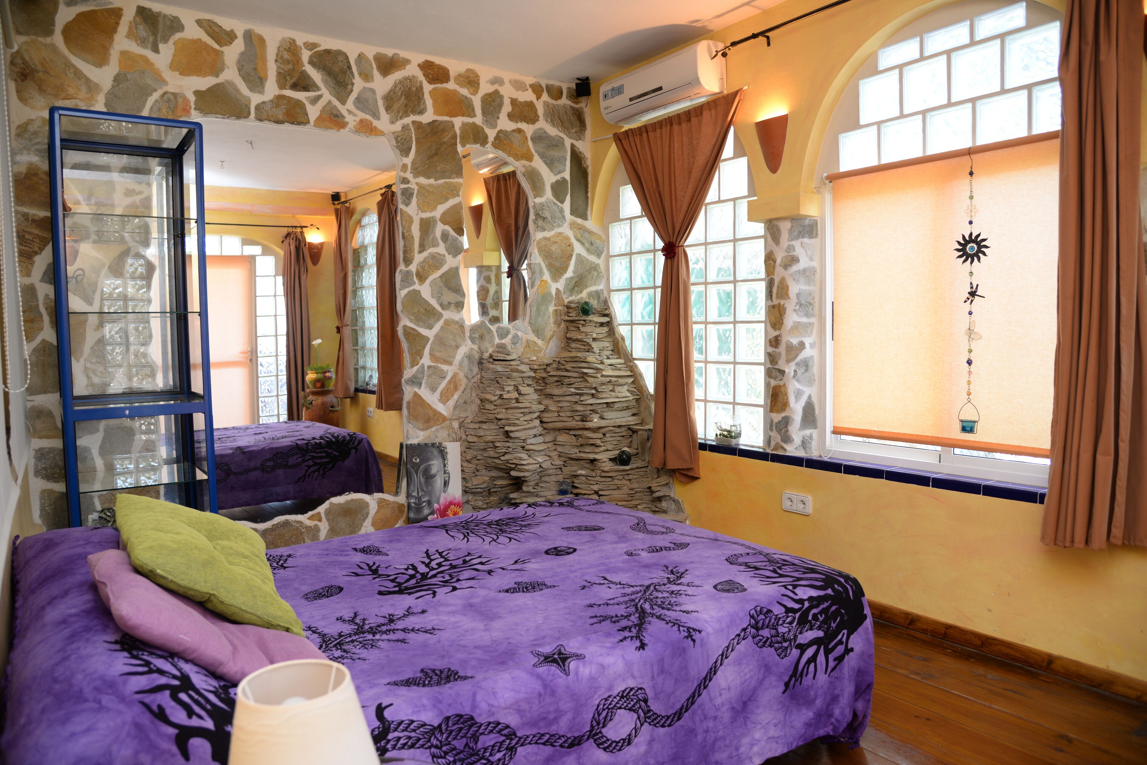 Iron/ironing board, internet, bed sheets