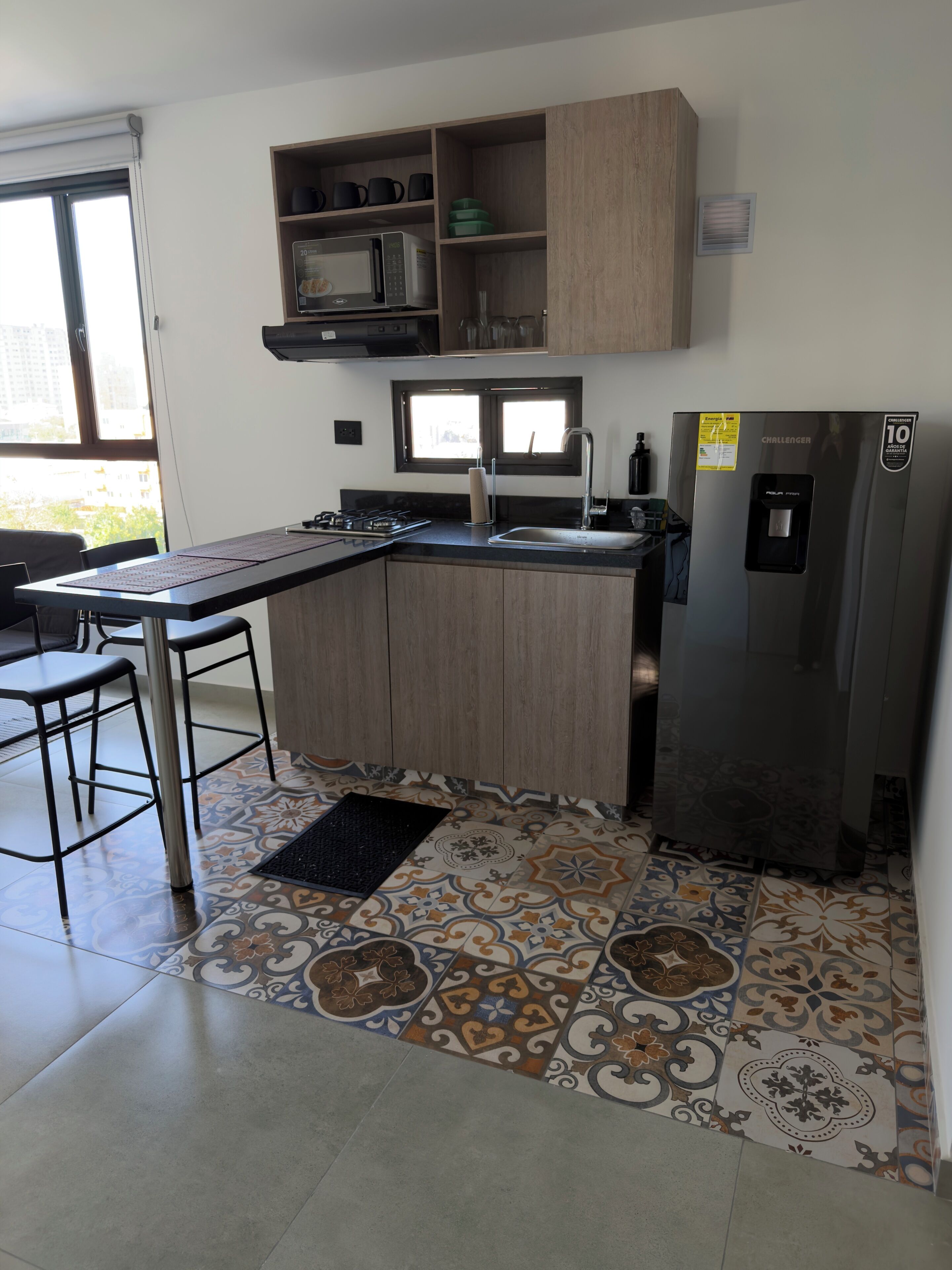 Microwave, coffee/tea maker, cookware/dishes/utensils, lobster pot